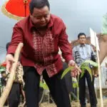 Managing Director of Serayu Group was planting trees in the area of district police's office at Kuningan year 2010